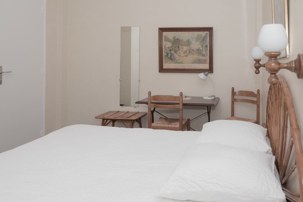 Standard Double Room - Photo 11