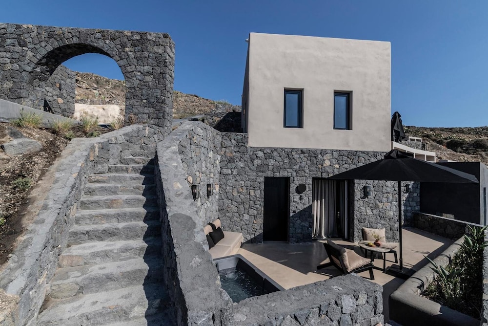 Rocky Room with Sea View and Hot Tub - Photo 2