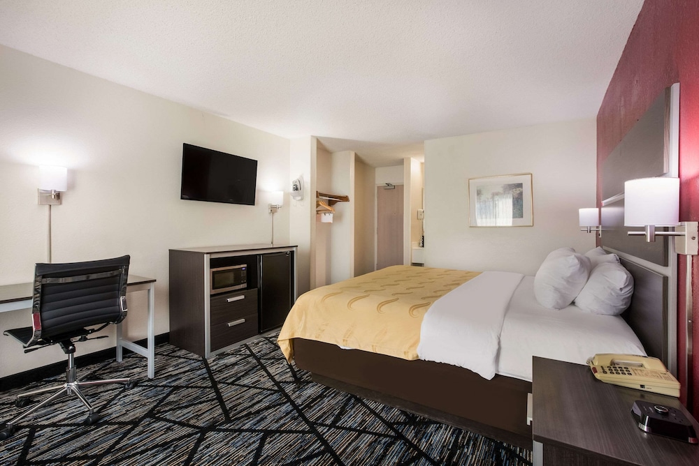 Standard Room, 1 King Bed, Non Smoking - Photo 4
