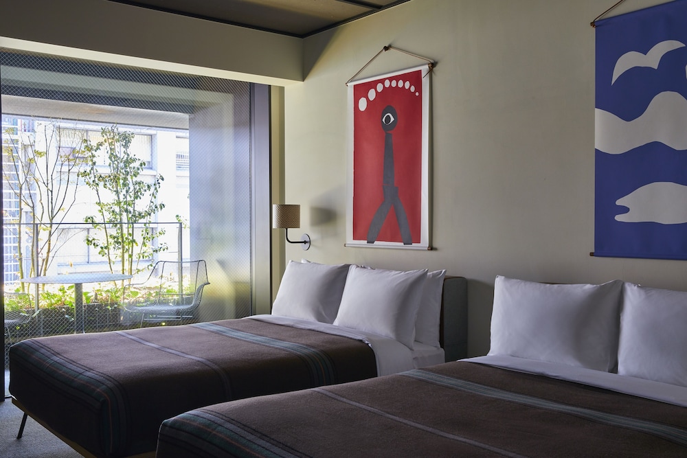 Deluxe Twin, Non Smoking (Sleeps: 2 adults and 2 children under 12 yrs) - Photo 1