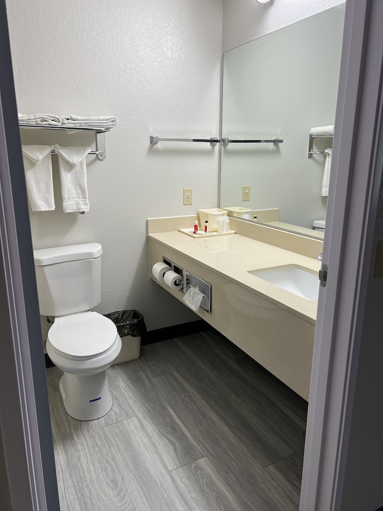 Deluxe Suite, 1 King Bed, Non Smoking - Photo 7