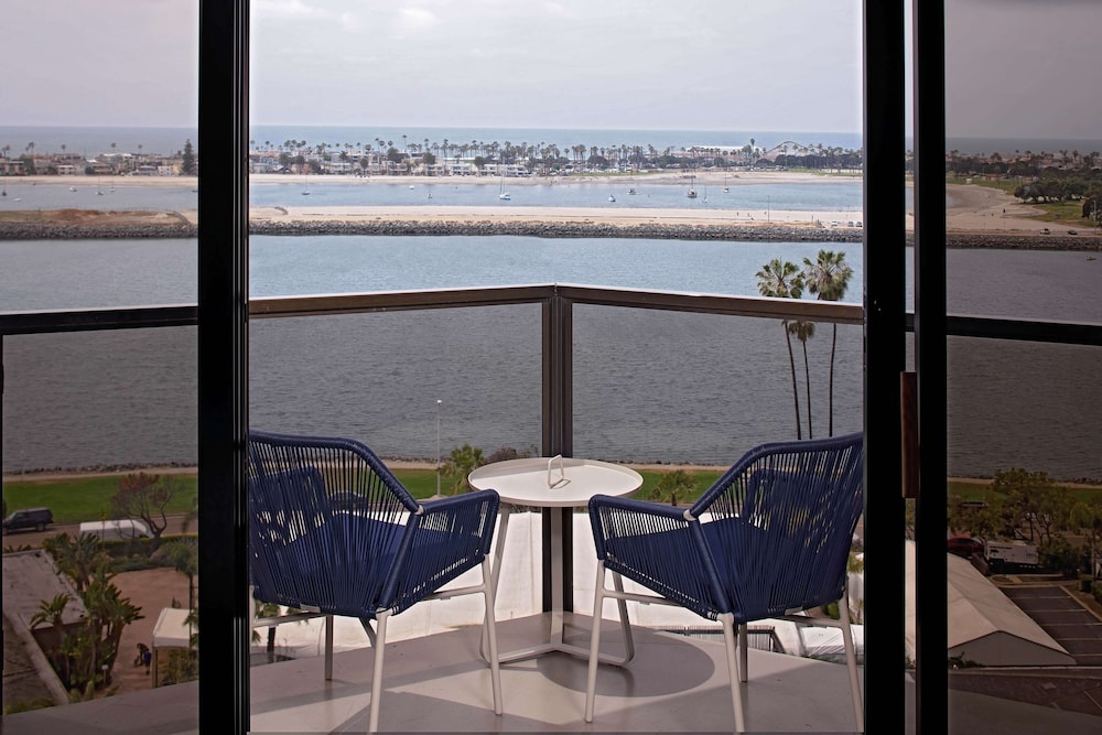 Suite, Marina View, Corner - Photo 2
