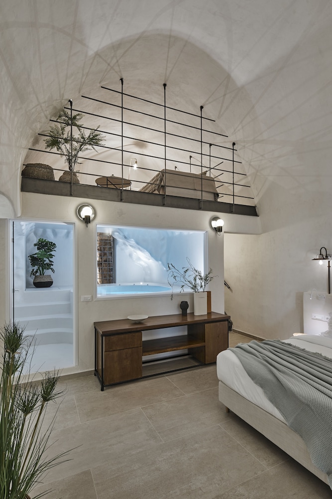 Deluxe Queen Suite with indoor Hot Tub - Photo 14