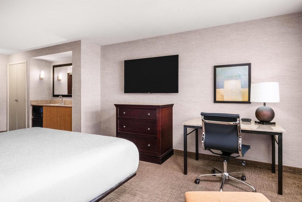 Standard Room, 1 King Bed, Non Smoking - Photo 3