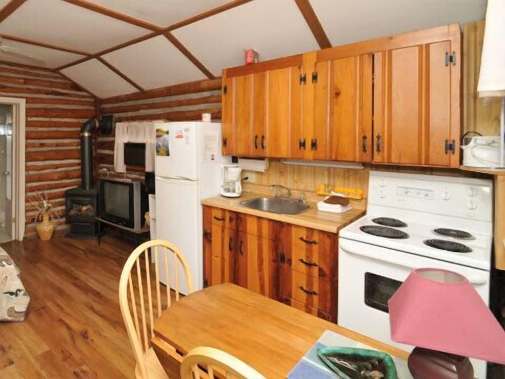 Classic Cottage, 2 Bedrooms Accessible (Cottage 6 & 7) photo 3