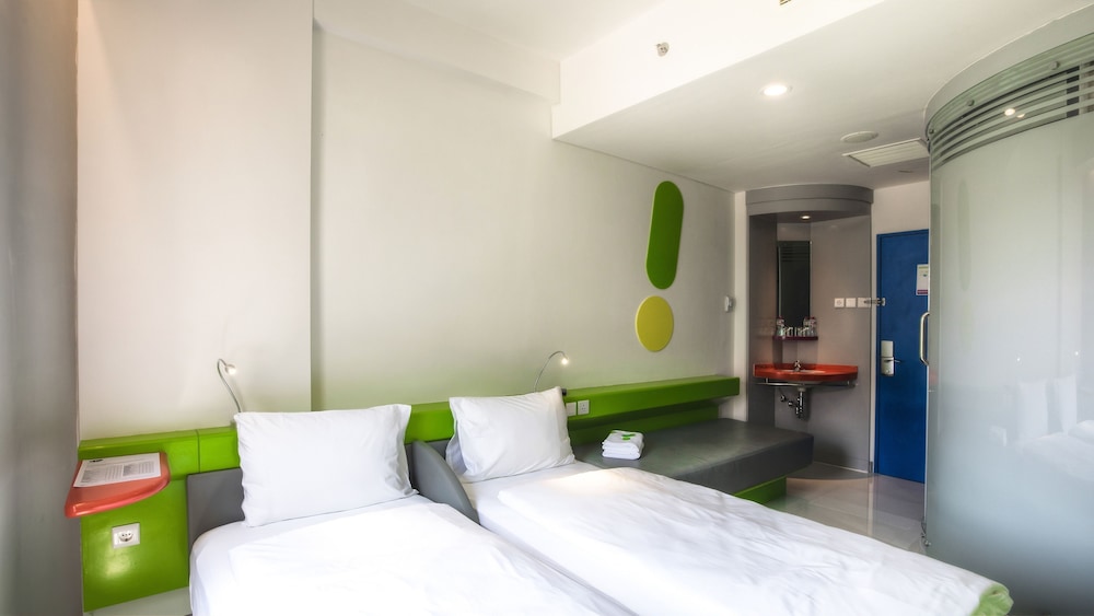 Room (POP!) photo 3