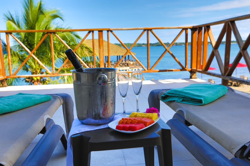 Junior Suite, 1 King Bed with Sofa bed, Beach View photo 3