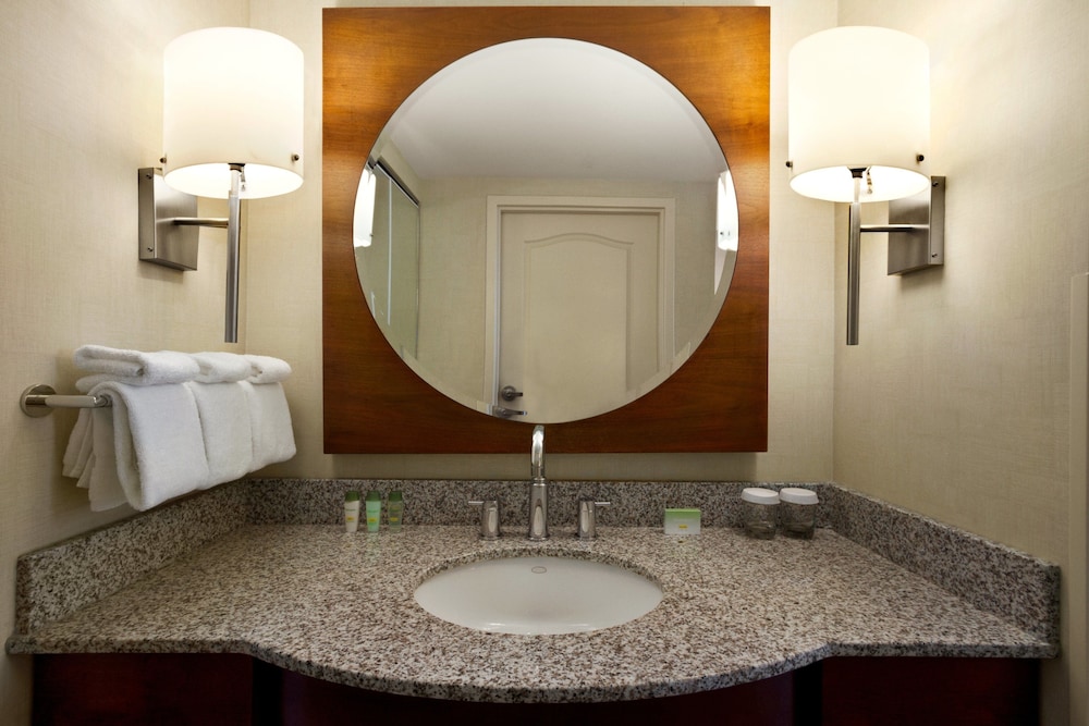 Room, 1 King Bed, Accessible, Bathtub (Snacks) - Photo 2