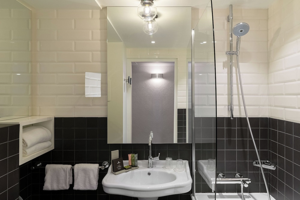 Privilege Room, includes soft minibar, courtesy tray, digital press photo 3