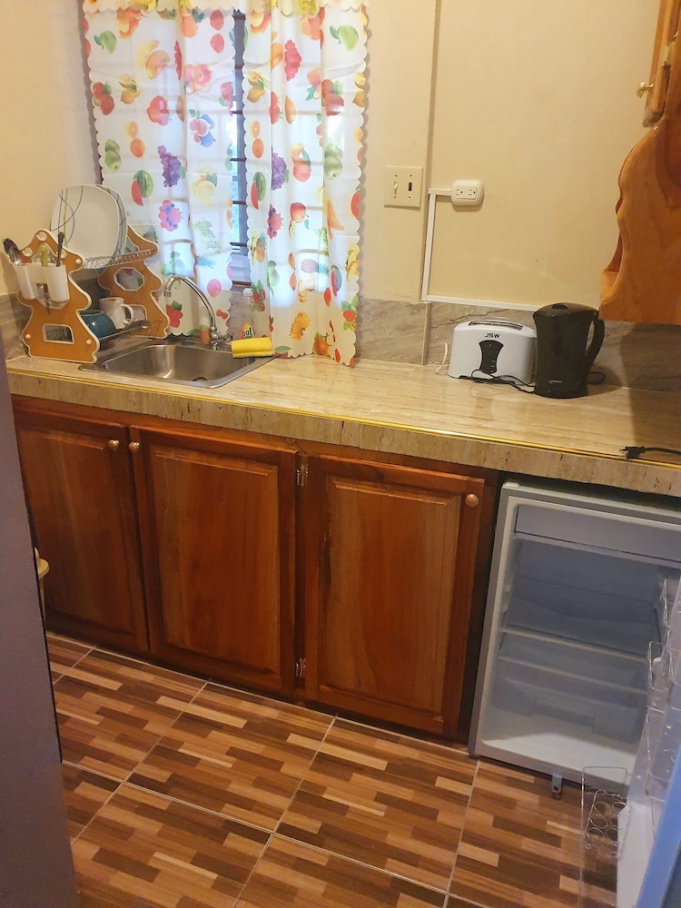 Comfort Suite, 1 Queen Bed, Smoking, Garden View