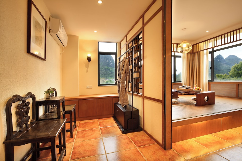 Panoramic Suite, 1 Queen Bed, Non Smoking, Hill View