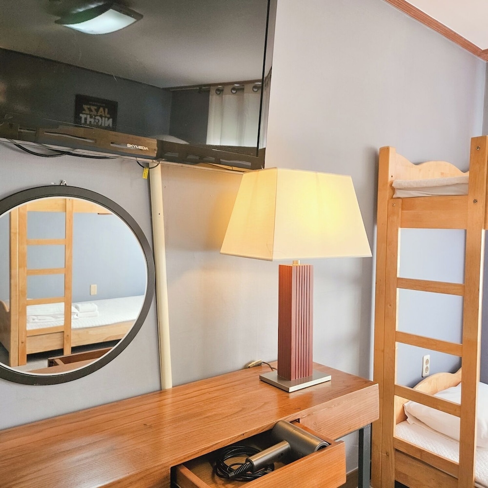 Shared Dormitory, Women Only for 4 pax / Private Bathroom (4 pax / price per person)