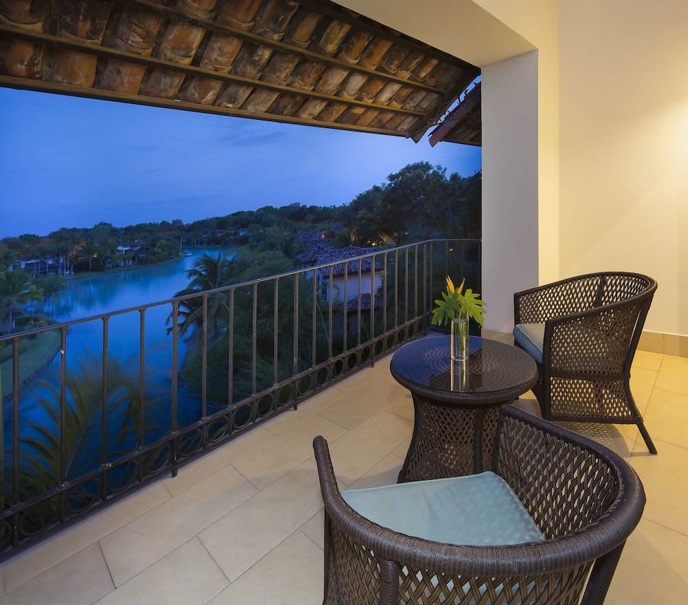 Deluxe Room, 1 King Bed, Resort View - Photo 10