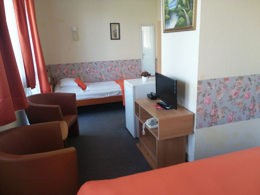 Classic Triple Room photo 2