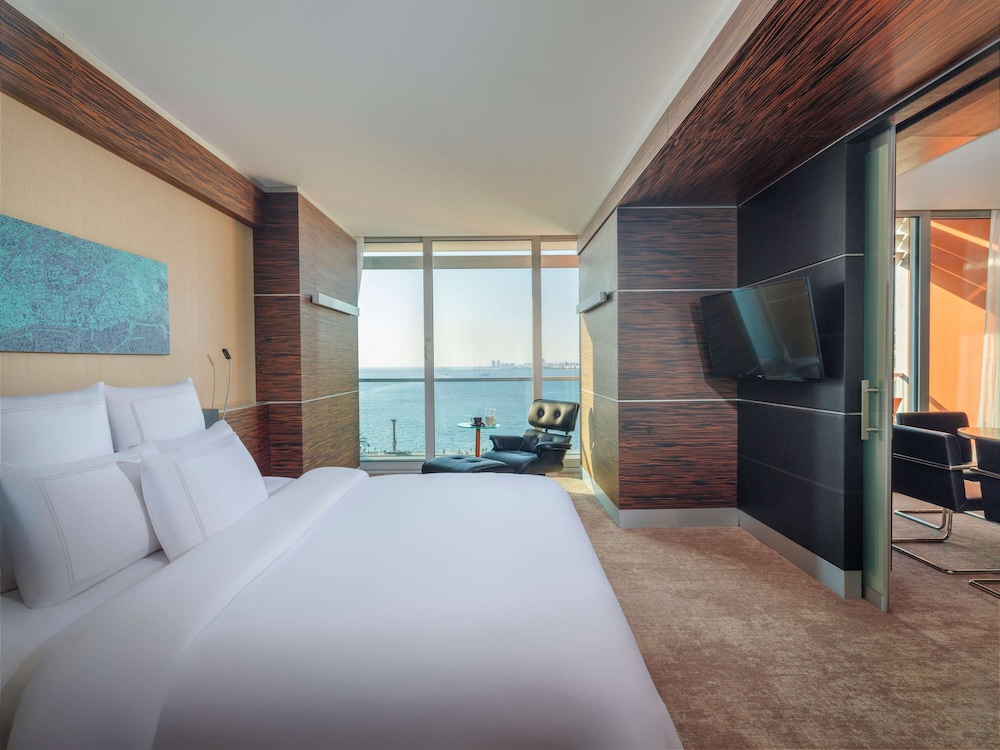 Business Suite Sea View 1 King Bed