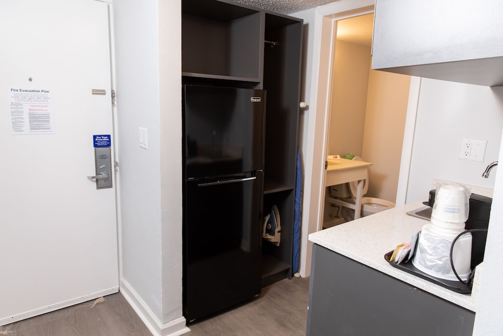 Standard Room, 1 King Bed, Non Smoking, Kitchenette - Photo 8
