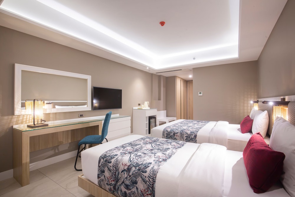 Deluxe Room (2 Adults + 1 Child) - Photo 6