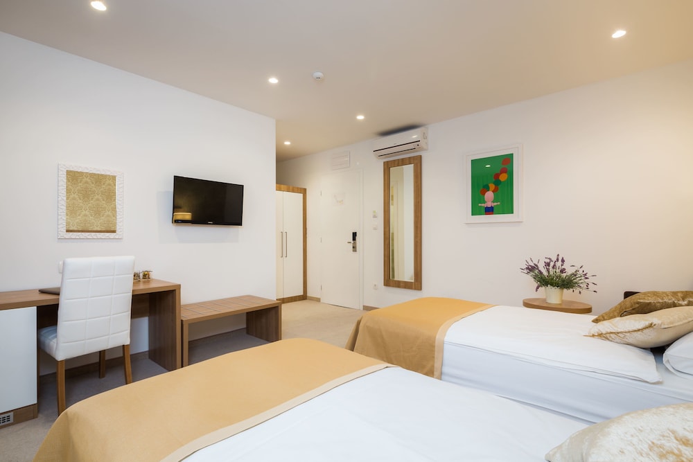 Family Double Room, 1 King Bed photo 3