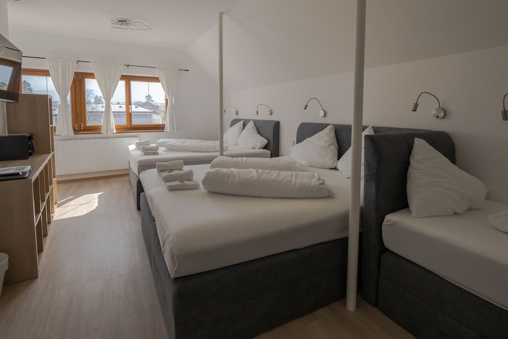 Suite, Ensuite photo 1