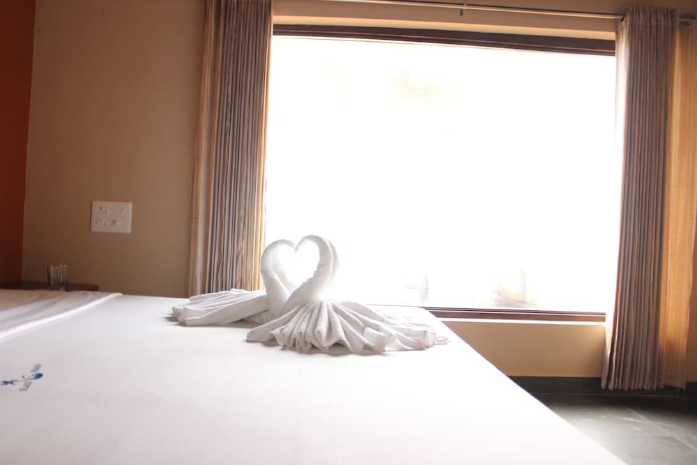 Superior Suite, 1 King Bed, Partial Ocean View photo 1