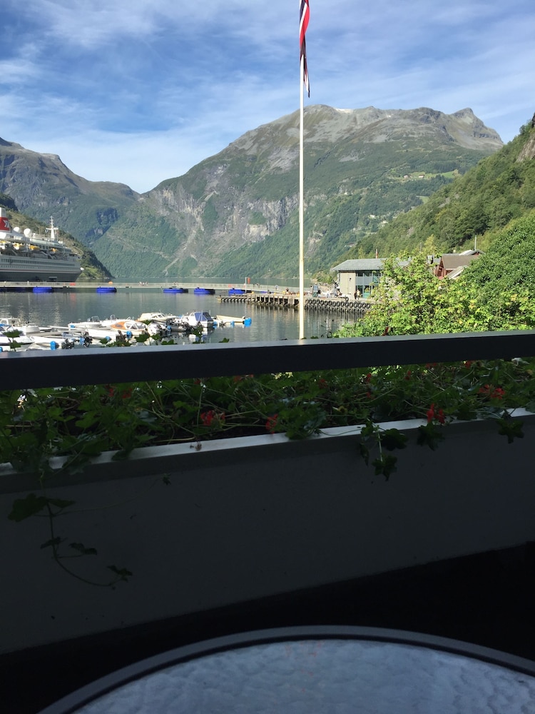 Standard Twin Room (Fjord View) photo 2