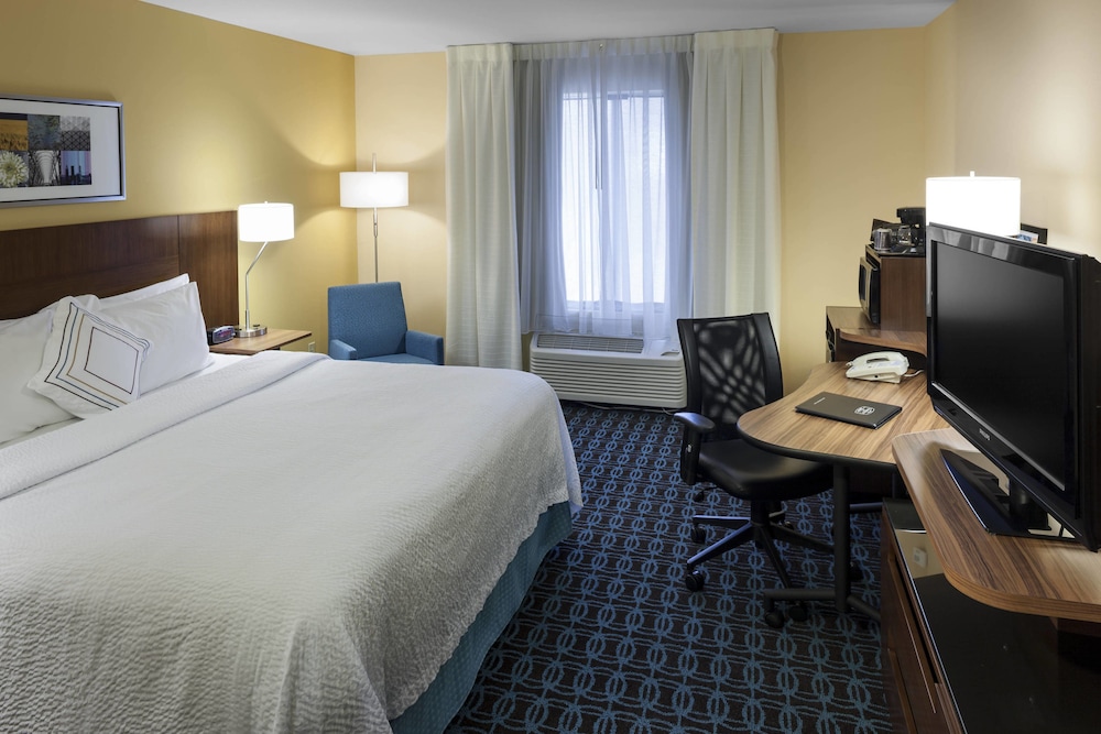 Room, 1 King Bed (Mobility/Hearing Access, Roll-In Shwr) photo 1