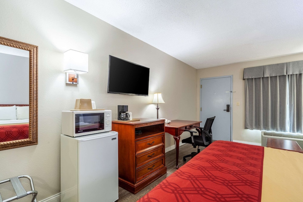Room, 1 King Bed, Non Smoking - Photo 17