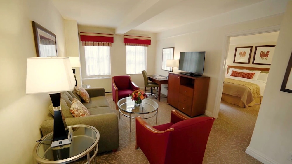 Elite Suite, 1 King Bed, One-bedroom Apartment with Separate but adjoining Living Space and Sofa Bed thumbnail 5