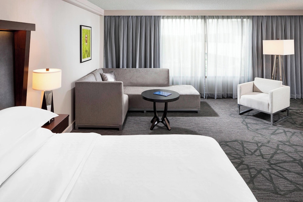 Club Room, 1 King Bed photo 1