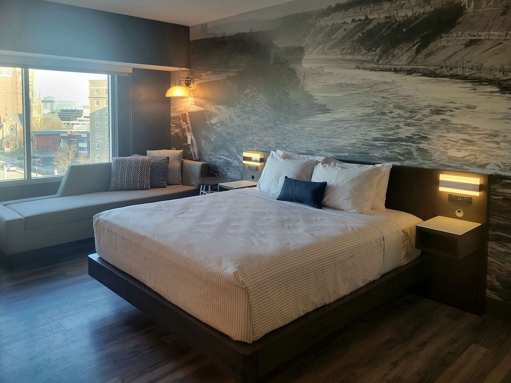 Suite, 1 King Bed with Sofa bed, Non Smoking - Photo 5