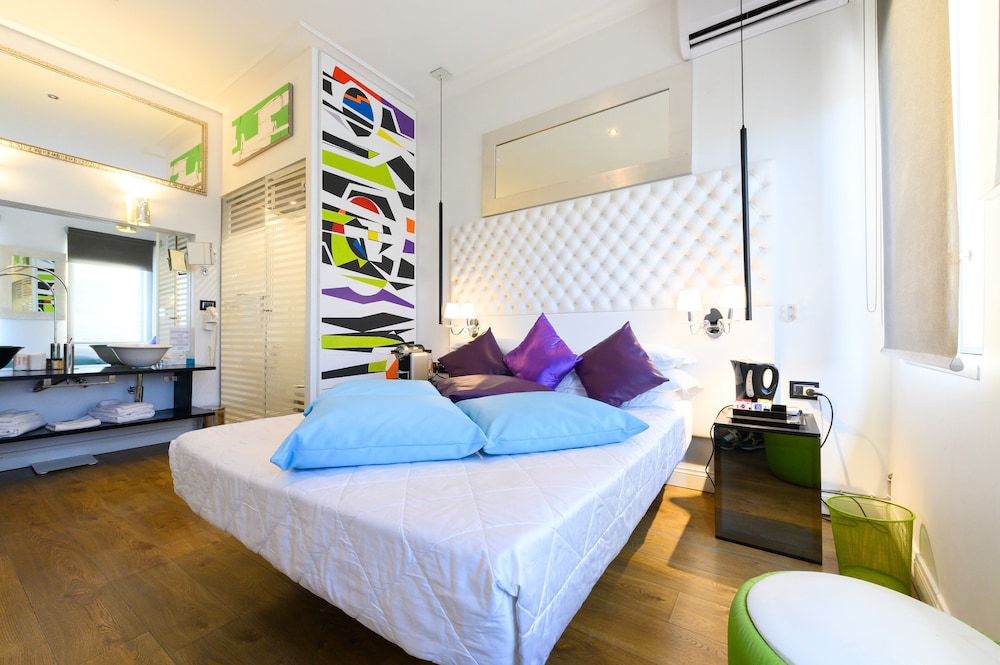 Junior Suite, 1 King Bed, Balcony, City View photo 1