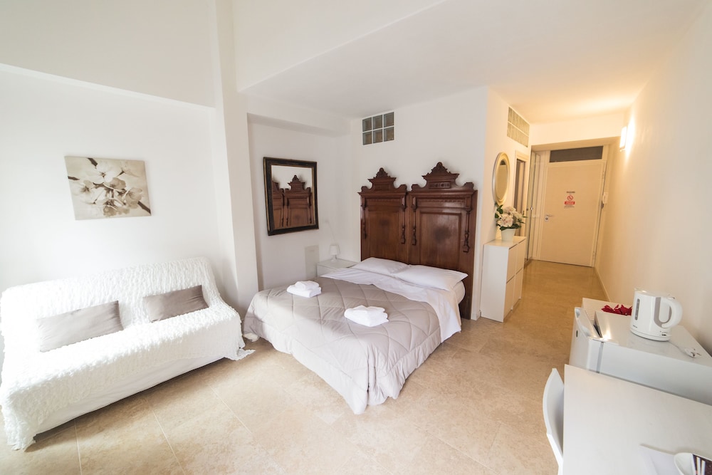 Romantic Triple Room photo 3