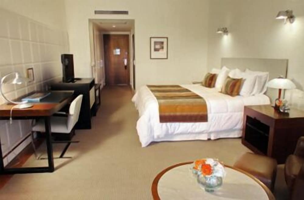 Deluxe Room, 1 King Bed photo 3