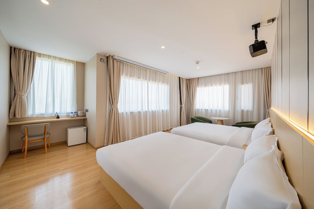 Senior Twin Room, Courtyard View