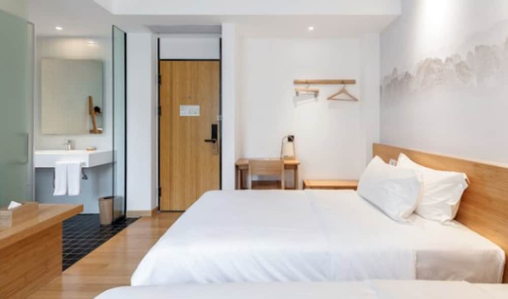 Deluxe Twin Room photo 2