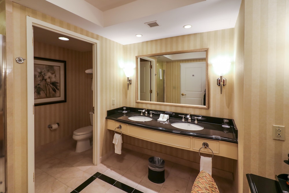 Premier Room, 1 King Bed (Rendezvous Tower) - Photo 2