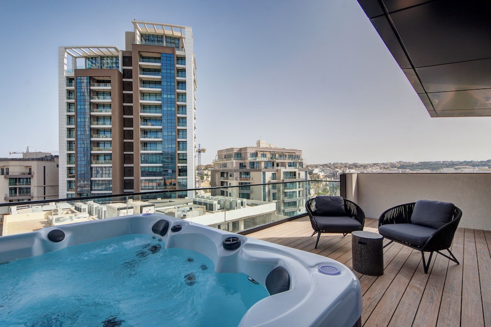 Executive Suite, Balcony