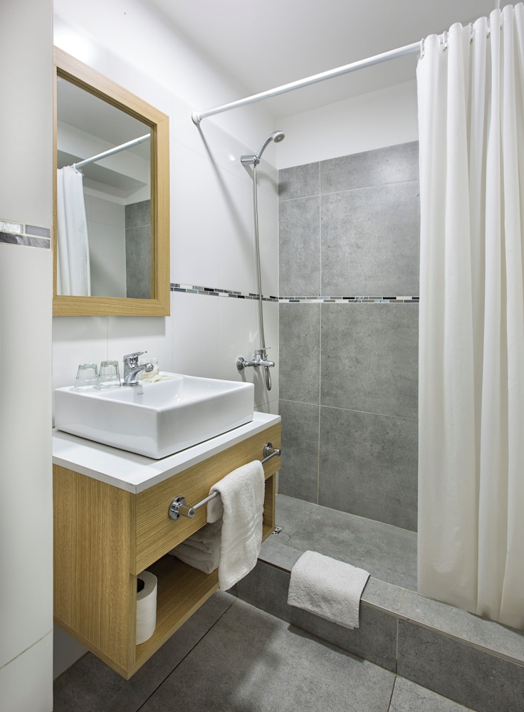 Triple Room, 3 Twin Beds photo 3