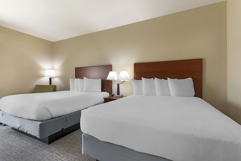 Standard Room, 2 Queen Beds, Non Smoking, Refrigerator & Microwave photo 3