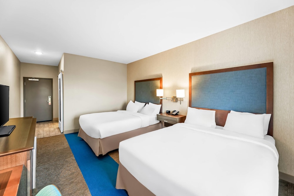 Standard Room, 2 Queen Beds, Non Smoking photo 2