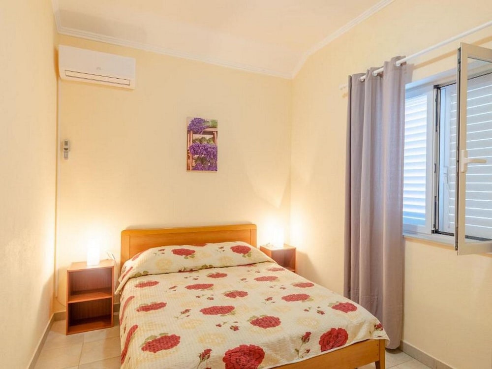 Apartment (Two-Bedroom Apartment with Terrace an) photo 2