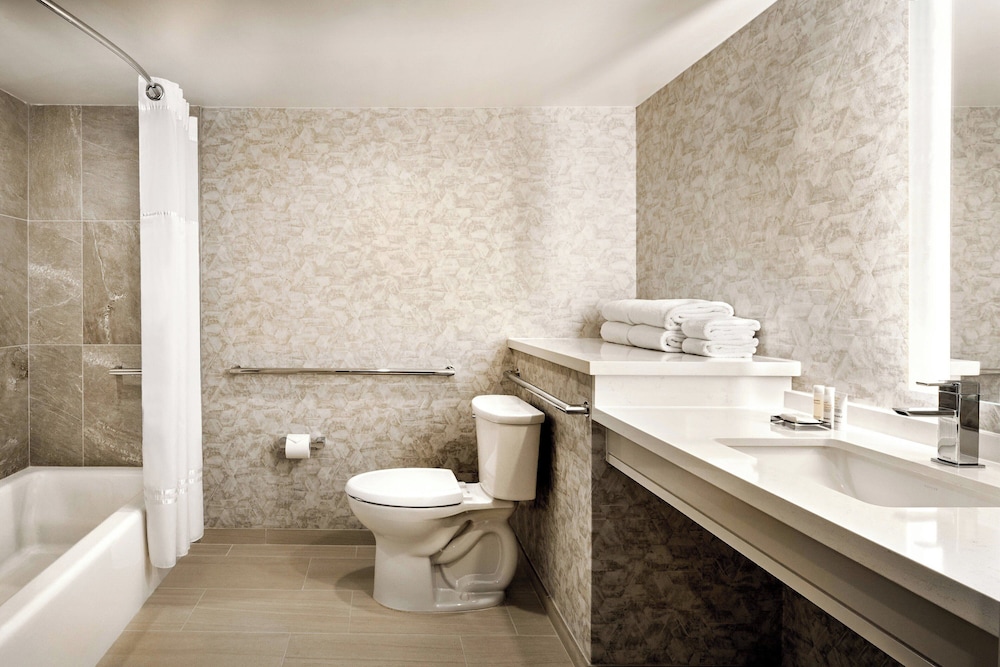 Club Room, 1 King Bed (Mobility Accessible, Tub) - Photo 6