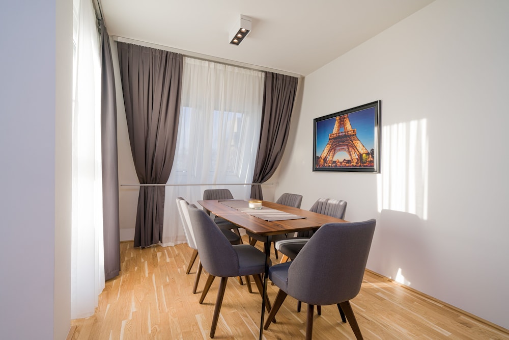Deluxe Apartment (2 Bedrooms and 1 Living Room)