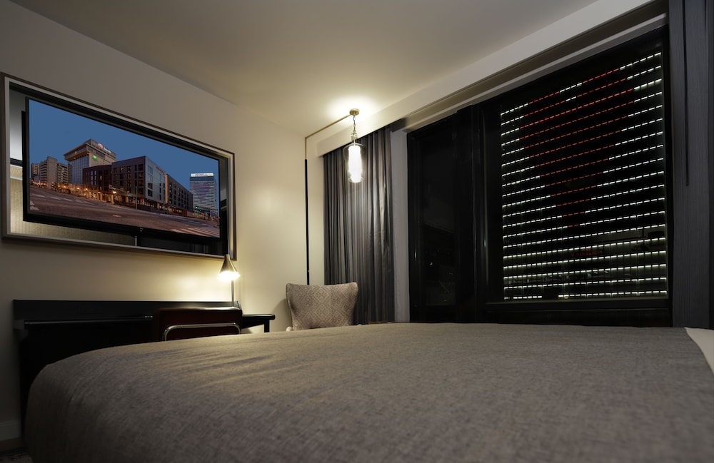 Premium Room, 1 King Bed, Accessible (Mobility & Hearing, Roll-In Shower) - Photo 4