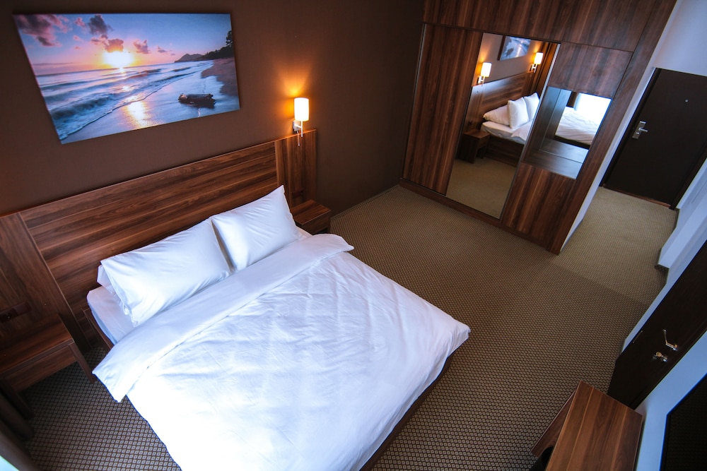 Deluxe Family Room photo 1