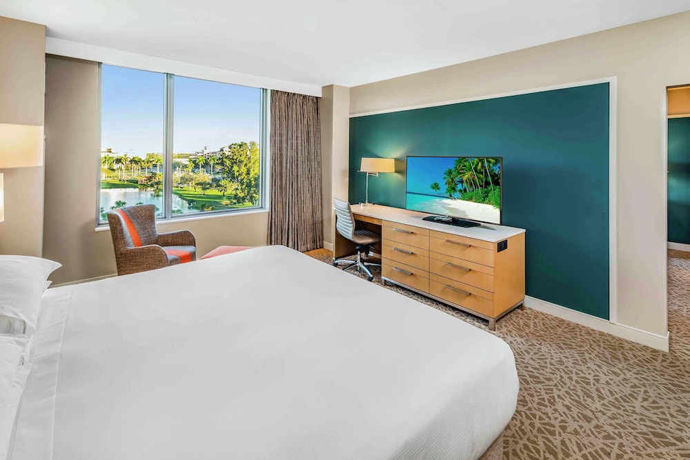 Room, 1 King Bed, Accessible, Bathtub (Hearing & Mobility) - Photo 4