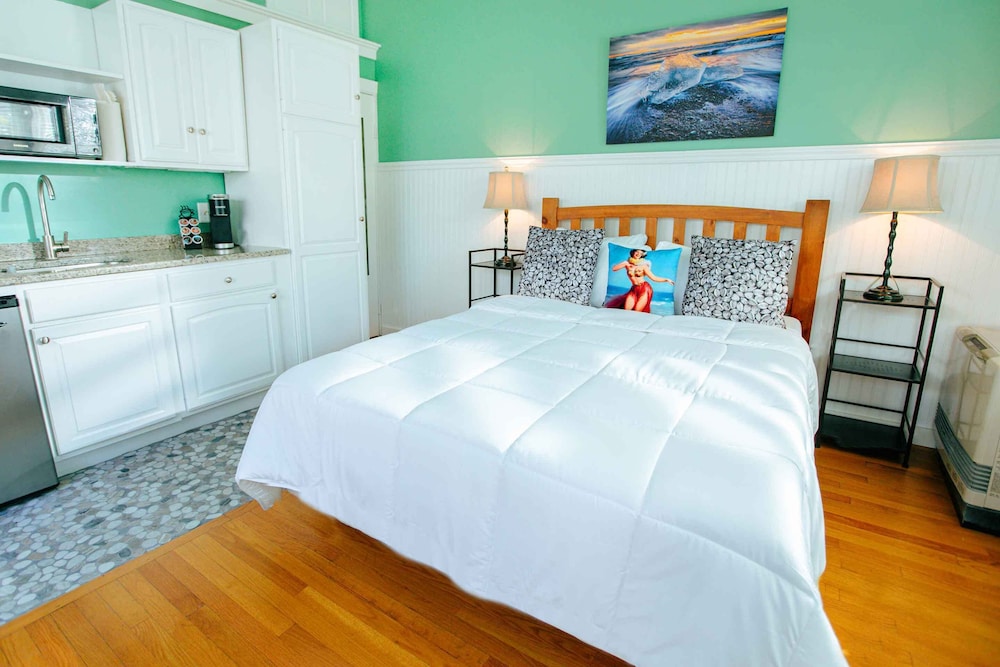 Comfort Room, 1 Queen Bed, Private Bathroom