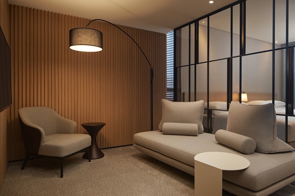 Studio Suite, 1 King Bed, Corner photo 2