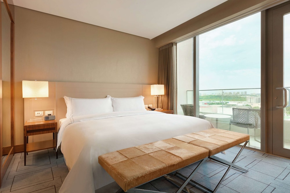 Classic Suite, 1 King Bed, Club Lounge Access, Lagoon View