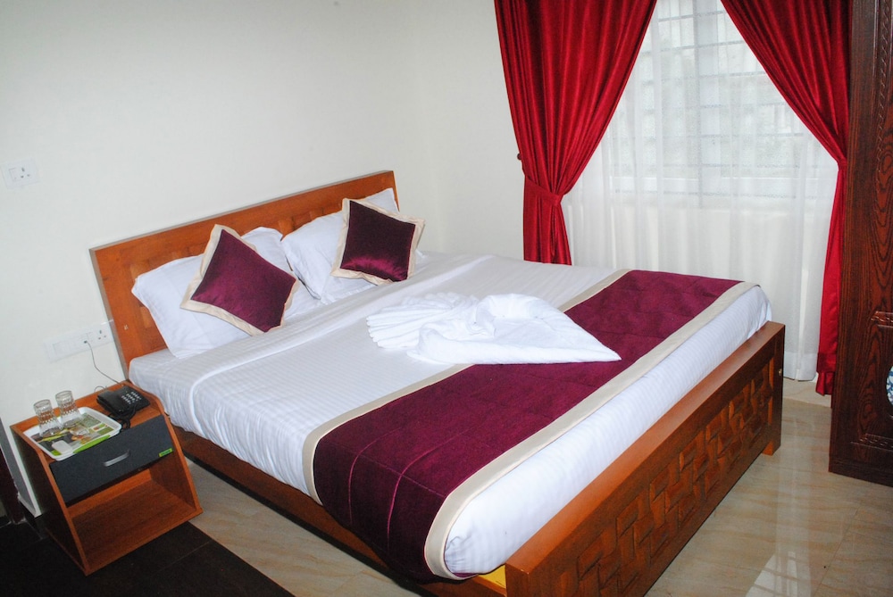 Deluxe Room, 1 Queen Bed, Non Smoking photo 3